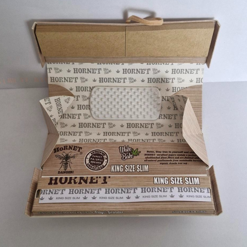 Hornet King Size Slim Papers + Tips & Grinder Set (Ungebleicht)